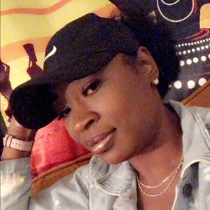 Meet your Posher, Monique